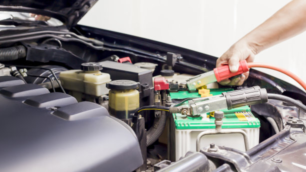 通过跨接电缆为汽车电池充电。图片下载