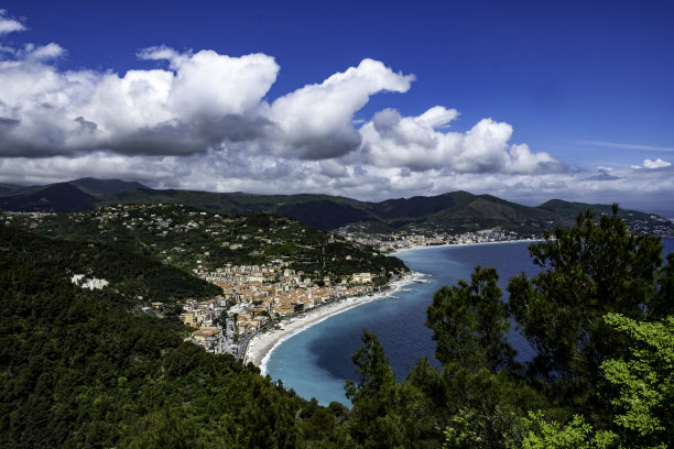 诺里市中心的景观和它延伸的海岸图片下载