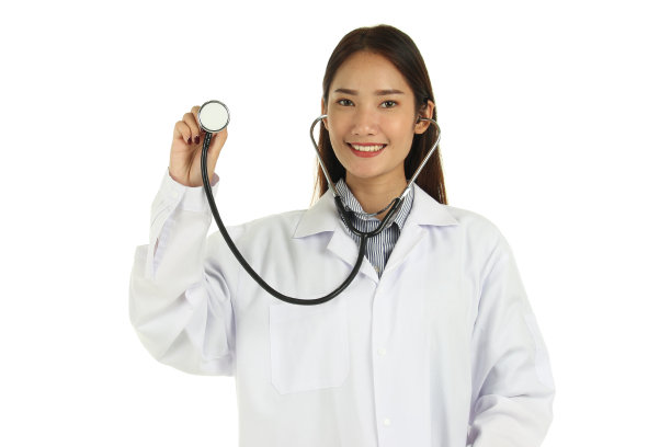 身着白大褂，手持听诊器，微笑着的年轻美丽的亚洲女医生肖像。图片下载