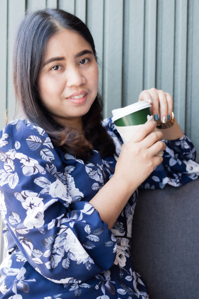 穿着蓝色碎花连衣裙的亚洲女人图片下载