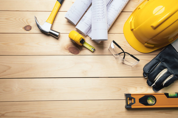 安全工作。标准施工现场防护设备以俯视图木为背景，平铺，复制空间，安全第一的理念。图片下载