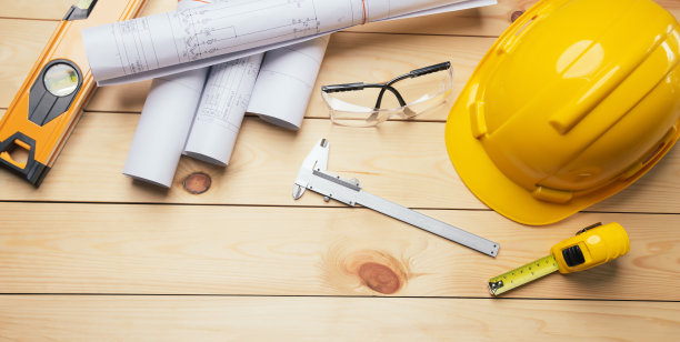 安全工作。标准施工现场防护设备以俯视图木为背景，平铺，复制空间，安全第一的理念。图片下载