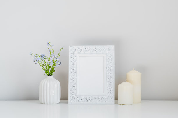 相框模型，蜡烛，花瓶与春天的花在白色的背景。图片下载