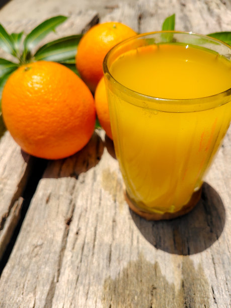 特写的新鲜橙或橘子汁在一个木制的基础背景与复制空间。夏天的点心。新鲜果汁图片下载