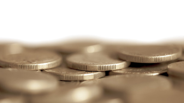 硬币背景与浅焦点，在白色背景上。财务节省概念与复制空间。图片下载