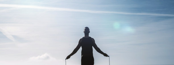 健康的年轻人在户外跳绳。男性在早上做健身训练。在健身房外禁闭的时候锻炼。图片下载