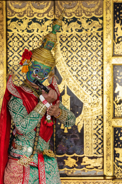 巨人拿着一把扇子。罗摩衍那的故事。拉玛战役。泰国蒙面舞蹈表演泰国传统的蒙面芭蕾舞(Khon)。图片下载