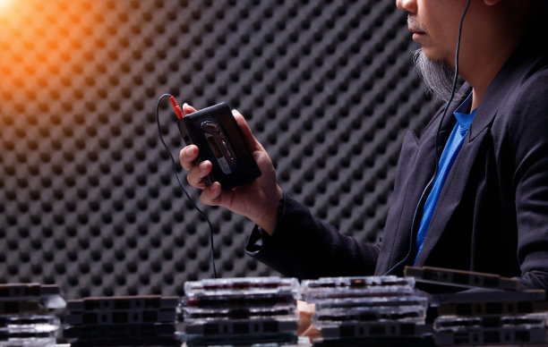 男人拿着老式磁带播放器和有线耳机图片下载