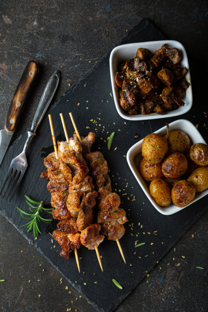 烤肉串上烤土豆和蘑菇图片下载