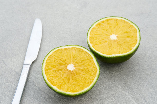 橙子，甜橙子，Jeruk Baby孤立在灰色背景。图片下载