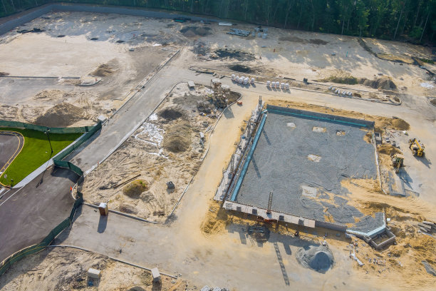 准备一个墙施工现场，模板块被填充混凝土图片下载