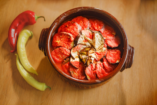 烤西葫芦配番茄酱。图片下载