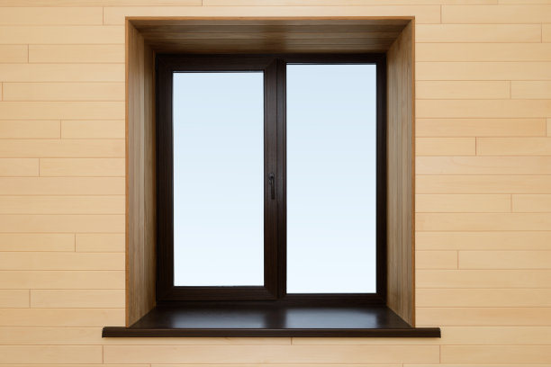 房间的内部覆盖着浅色的木材和一扇深色的窗户图片下载