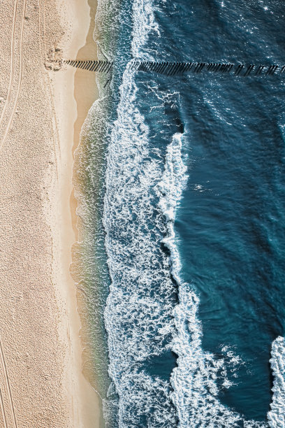 波罗的海的波涛。波兰野生动物鸟瞰图。图片下载