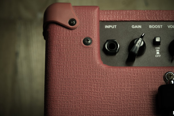 红色电吉他放大器控制面板图片下载