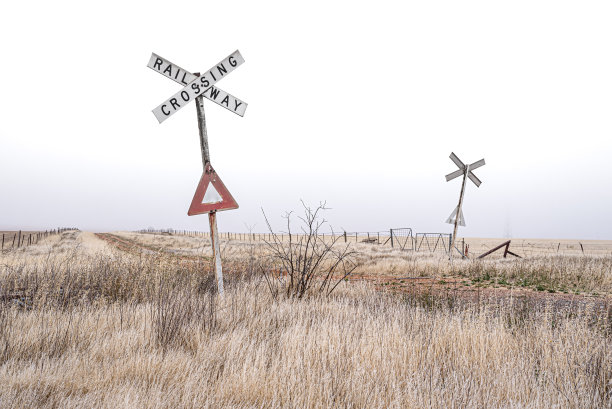 废弃的老式铁路道口图片下载