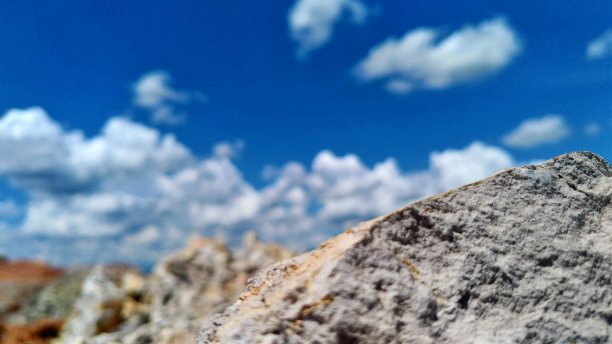 从岩石后面拍摄的未聚焦的风景图片下载