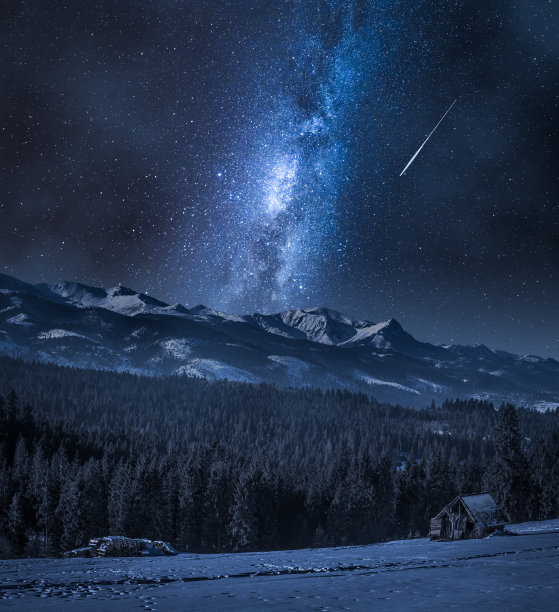 银河越过塔特拉斯的小屋。冬夜山。图片下载