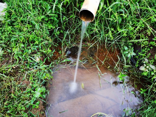 这是印尼乡村的传统喷泉图片下载