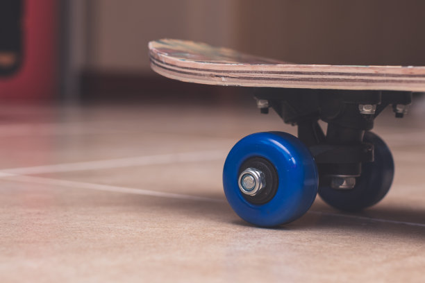 室内滑板的蓝色塑料轮子的侧视图图片下载
