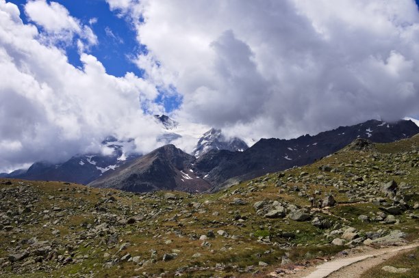 意大利阿尔卑斯山(Trentino，意大利，欧洲)雪峰上的云朵图片下载