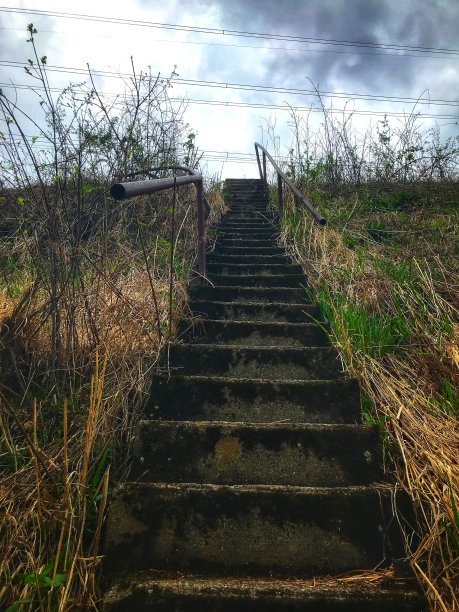 废弃的混凝土楼梯和破碎的金属楼梯扶手图片下载