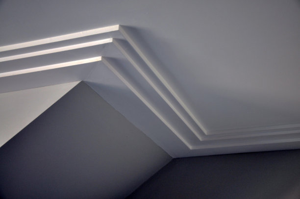 现代住宅中的顶棚。高对比的极简室内设计图片下载