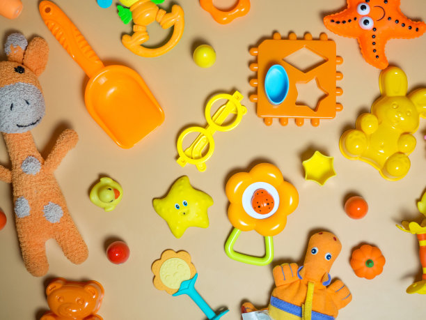 儿童玩具架。橙色背景上的一套彩色橙色玩具。俯视图，平面布局图片下载