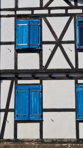 德国艾菲尔山区的一个小村庄，古老的半木质立面图片下载