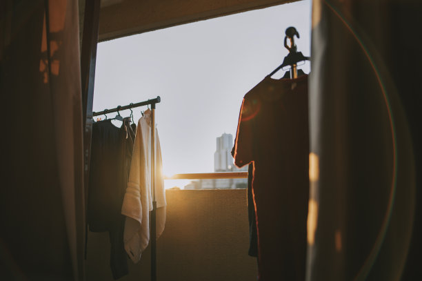 湿布晾衣绳晾衣夹早上挂在阳台上图片下载