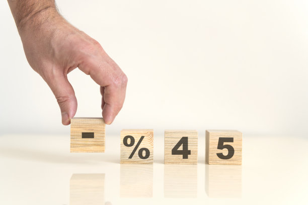 %45木立方体上的文本关闭图片下载