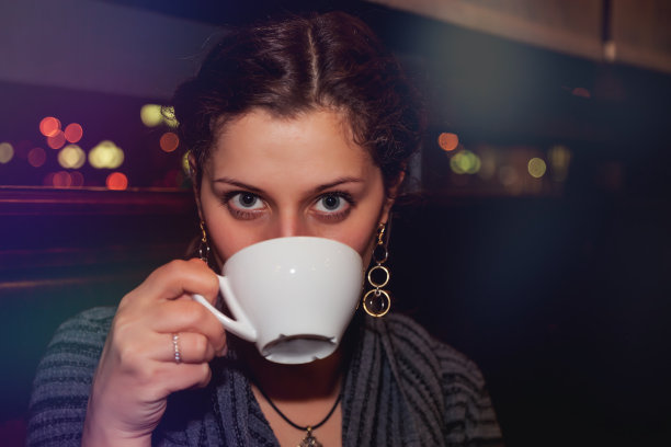 积极情绪的年轻女子与一杯咖啡的随意肖像图片下载