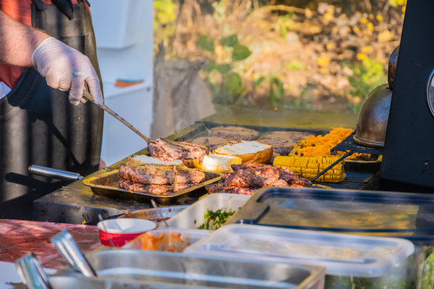 一个专业的厨师准备一个汉堡。图片下载