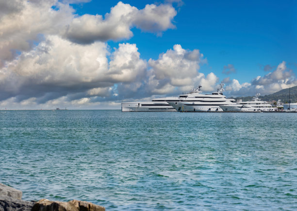 港口里的豪华游艇图片下载