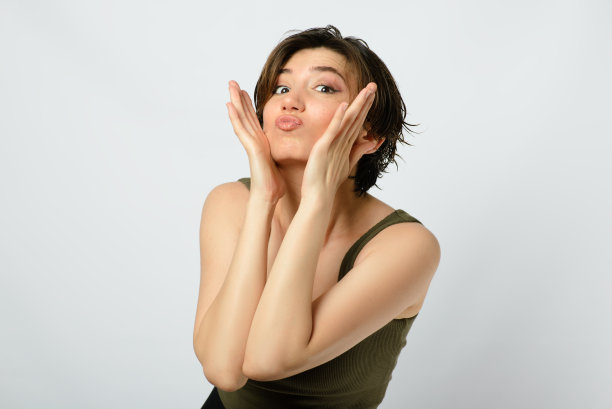 一个年轻女子的肖像与短发在一个白色的背景。图片下载