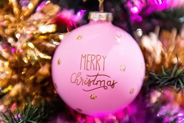 粉红色的圣诞球图片下载