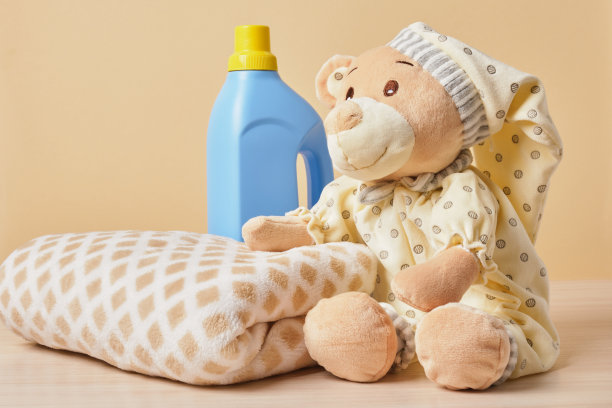 软格子呢，泰迪熊，还有一瓶洗洁精图片下载