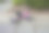 粉红色和黑色的小女孩骑着三轮车在公园的人行道上图片下载