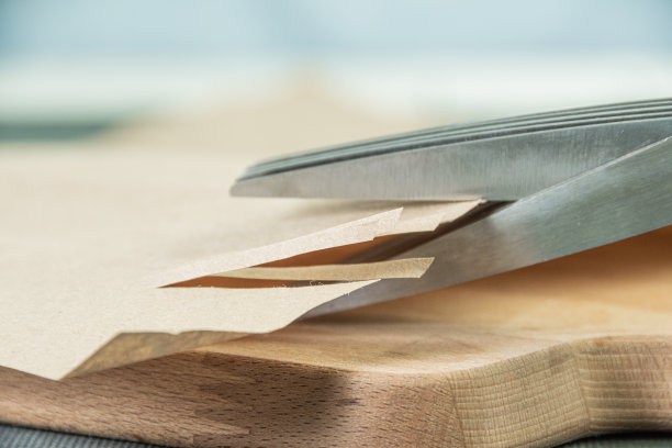 用于金属锐度测试的多刀片切割纸张图片下载