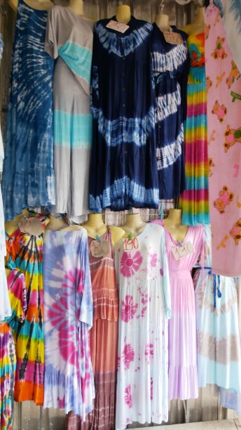 今夏流行的扎染连衣裙。图片下载