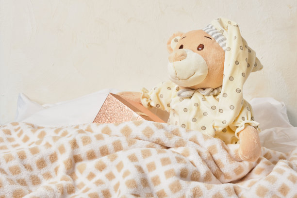 圣诞明信片设计与泰迪熊和礼盒图片下载