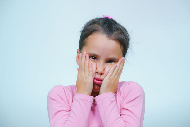 一个做鬼脸的女孩的肖像。图片下载