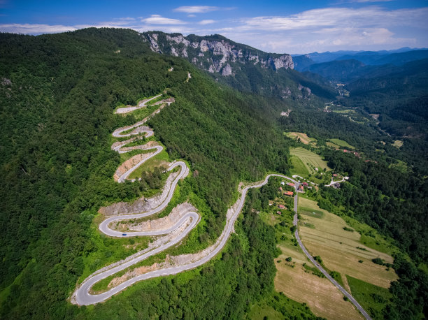 蜿蜒壮阔的山路。高质量的无人机股票照片。图片下载
