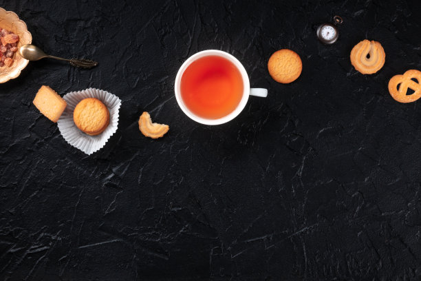 丹麦黄油饼干，整个和面包屑，从顶部拍摄的黑色背景图片下载