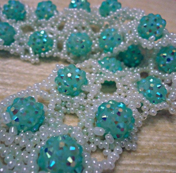 Beadwoven手镯。由绿松石和白色珍珠一样的珠子制成的手镯。图片下载