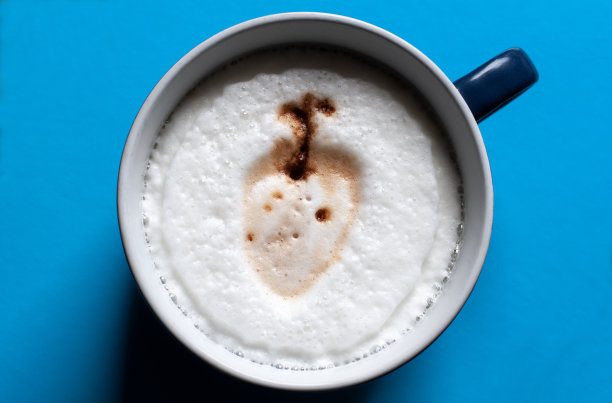 蓝色杯子里的咖啡和奶泡图片下载