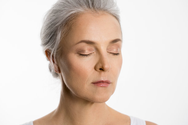 站在对面的女士，闭着眼睛站在摄影棚的镜头前图片下载