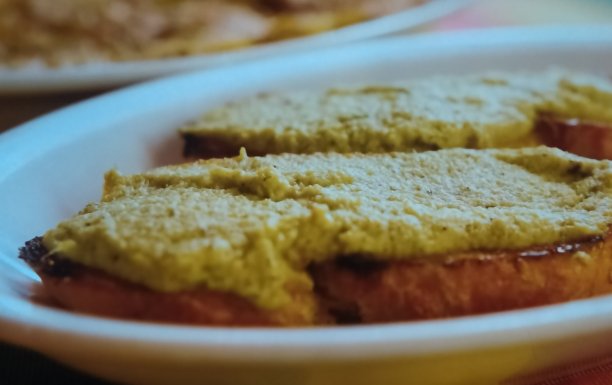 面包丁配绿橄榄酱图片下载