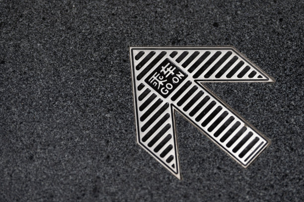 地上有“前进”、“登机”的指示箭头图片下载