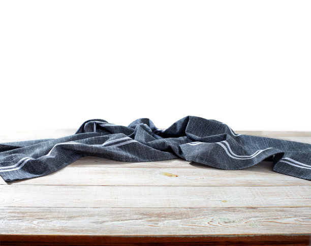 台布在木桌上孤立白色。图片下载